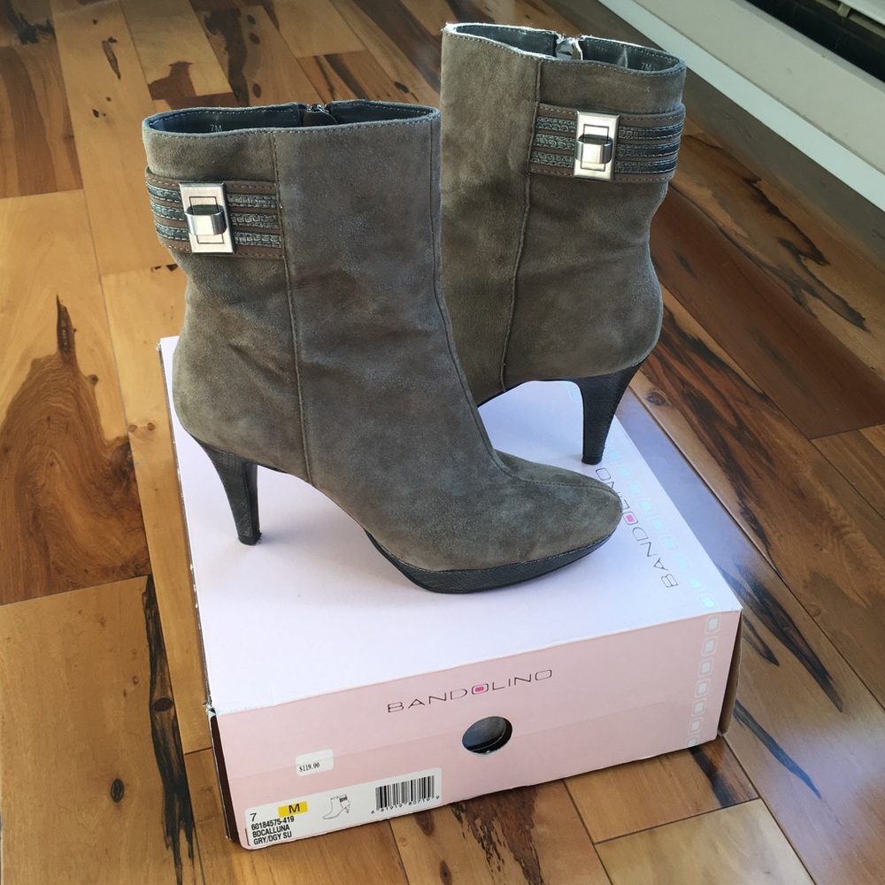 BANDOLINO BDCALLUNA Suede Heeled Booties 7